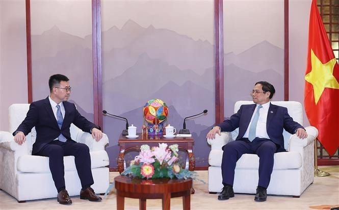 Le Premier ministre vietnamien (droite) et le président de Huawei Asie-Pacifique | Photo: VOV