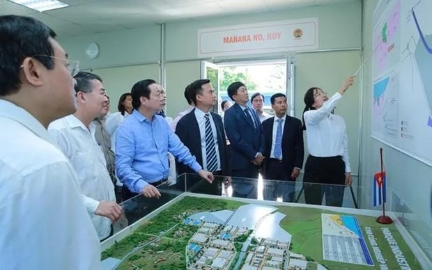 Le vice-Premier ministre Trân Hông Hà (chemise bleue) au parc industriel ViMariel | Photo: AVI
