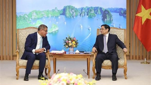 Le Premier ministre Pham Minh Chinh (à droite) et Alok Kumar Sharma, ministre britannique, président de la COP26. Photo: VNA
