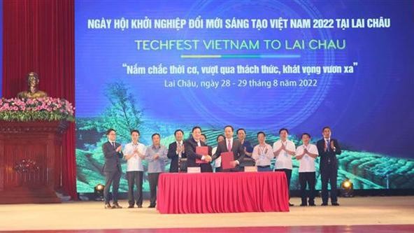 Cérémonie de signature du programme de coordination entre le ministère des Sciences et des Technologies et le Comité populaire provincial de Lai Châu. Photo: VNA