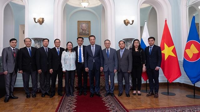Photo souvenir entre les représentants des ambassades du Vietnam et du Laos en Russie. Photo : VOV.