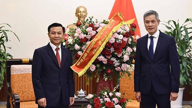 L’ambassadeur adjoint laotien au Vietnam, Chanthaphone Khammanychanh (à gauche) et l’assistant du ministre des Affaires étrangères, Nguyên Minh Vu, le 31 août à Hanoi. Photo : baoquocte.vn.