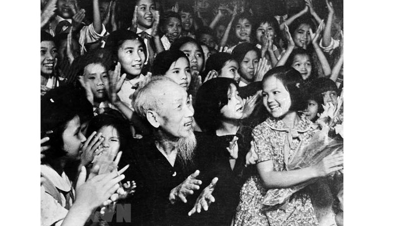 Le 2 septembre 1945, sur la place historique Ba Dinh, le Président Hô Chi Minh a lu la Déclaration d'indépendance, donnant naissance à la République démocratique du Vietnam. Photo d’archives : VNA