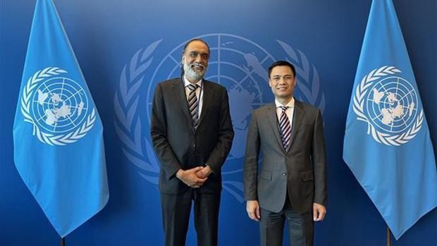 Le représentant permanent du Vietnam auprès de l’ONU, Dang Hoàng Giang (à droite), avec le sous-secrétaire général de l’ONU et envoyé du secrétaire général pour la technologie Amandeep Singh Gill. Photo: VNA