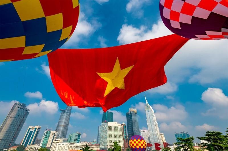 Hô Chi Minh-Ville lâche des montgolfières portant le drapeau de 1 800 m² de large à 8h00 le 2 septembre sur la rivière Sài Gon. Photo: NDEL