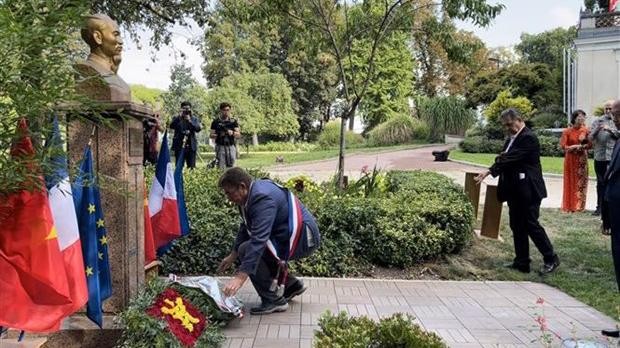 La délégation de l'ambassade du Vietnam en France dépose des fleurs au monument du Président Hô Chi Minh dans le parc Montreau. Photo : VNA.