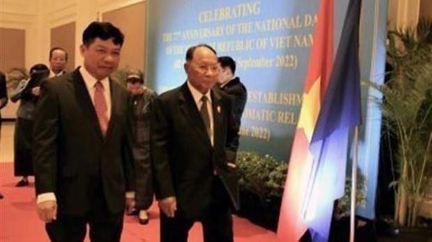 L'ambassadeur du Vietnam au Cambodge, Nguyên Huy Tang (à gauche) et le président de l’Assemblée nationale du Cambodge, Samdech Heng Samrin. Photo: VNA 