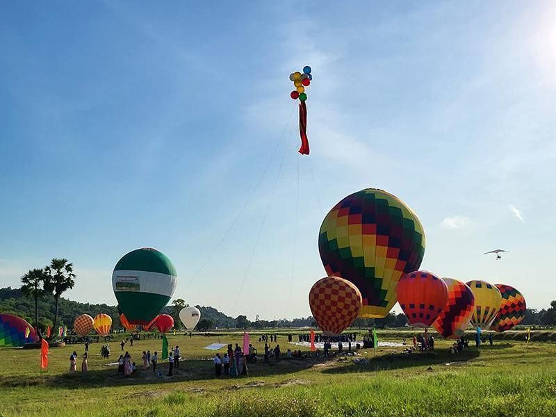 Des montgolfières à grande échelle lors du Festival de montgolfières dans la province d’An Giang. Photo : NDEL.