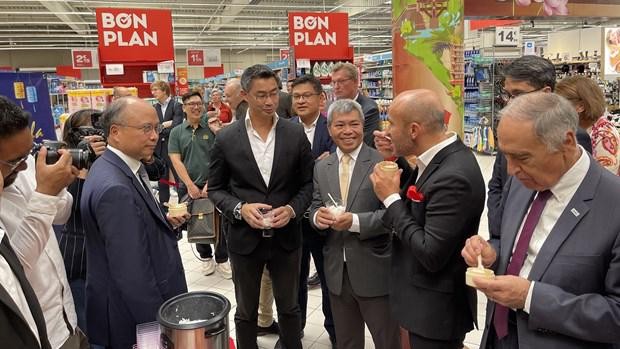 Des délégués dégustent le riz vietnamien du groupe Loc Troi au supermarché Carrefour Collagen. Photo : VNA.