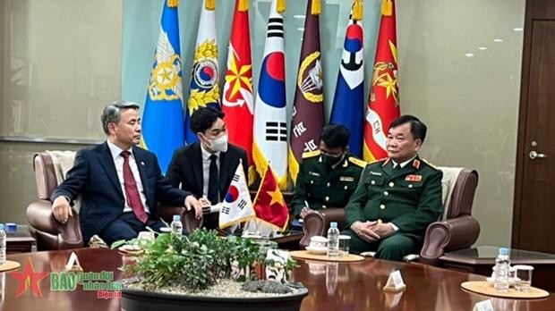 Le ministre sud-coréen de la Défense Lee Jong Sup (à gauche) et le vice-ministre vietnamien de la Défense, Hoàng Xuân Chiên. Photo : qdnd.com.vn