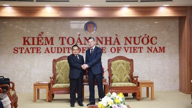 L’auditeur général adjoint de l'Etat du Vietnam, Ngô Van Tuân (à droite) et le président de l’Audit d’État du Laos, Viengthavisone Thephachanh. Photo : VNA