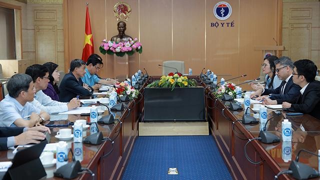 Séance de travail entre la ministre de la Santé par intérim, Dào Hông Lan, et le président et directeur général d’AstraZeneca Vietnam, Nitin Kapoor. Photo : suckhoedoisong.vn