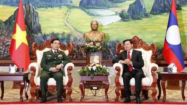Le Secrétaire général du Parti populaire révolutionnaire lao et Président lao, Thongloun Sisoulith (à droite), et le ministre vietnamien de la Défense, Phan Van Giang, à Vientiane, le 13 septembre. Photo : VNA.