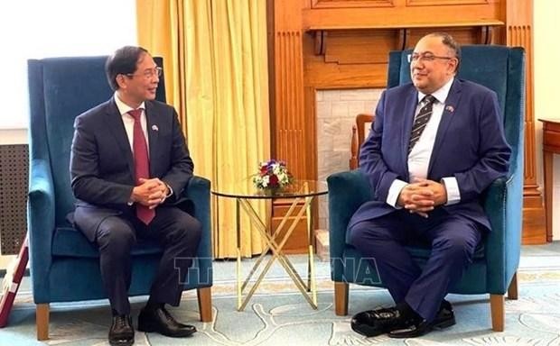 Le Président de la Chambre des représentants de Nouvelle-Zélande Adrian Rurawhe (à droite) et le ministre vietnamien des Affaires étrangères Bui Thanh Son, le 14 septembre. Photo : VNA.