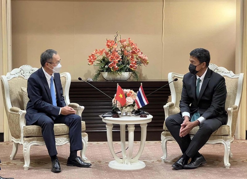 L’ambassadeur vietnamien en Thaïlande, Phan Chi Thành (à gauche) et le maire de Bangkok, Chadchart Sittipunt. Photo : baoquocte.vn.