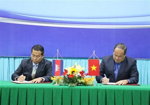 Le président du Comité populaire d'An Giang, Nguyen Thanh Binh (droite) et le gouverneur de Takeo, Ouch Phea ont signé un accord de coopération entre An Giang et Takeo pour la prochaine période. Photo : VNA