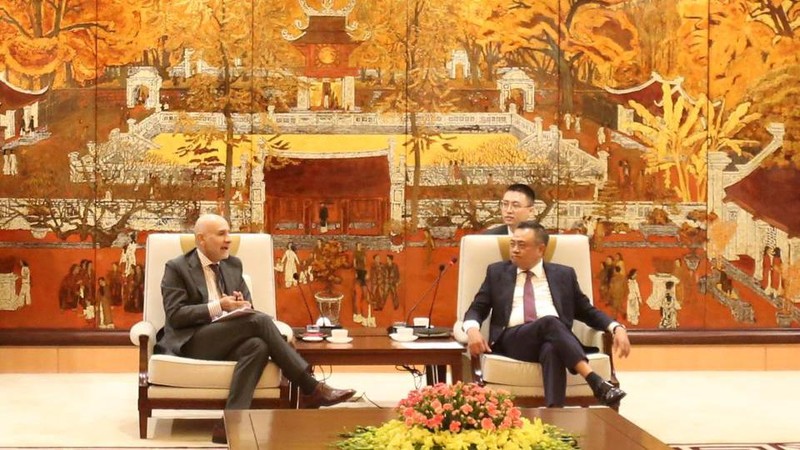 Le président du Comité populaire de Hanoï, Trân Sy Thanh (à droite) et l’ambassadeur italien au Vietnam, Antonio Alessandro. Photo : kinhtedothi.vn.