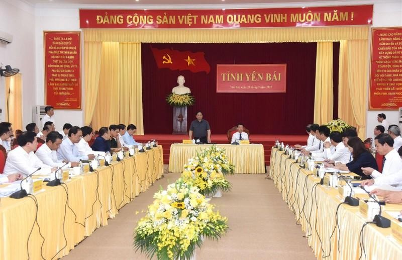 Séance de travail entre le Premier ministre Pham Minh Chinh et les responsables de la province de Yên Bai (au Nord), le 25 septembre. Photo : NDEL.