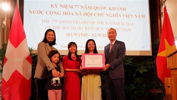 L’ambassadeur du Vietnam en Suisse, Phung Thê Long, remet un cadeau à la représentante de l’Ecole Binh Minh lors de la cérémonie marquant la Fête nationale du Vietnam (2 septembre) à Berne. Photo: VNA