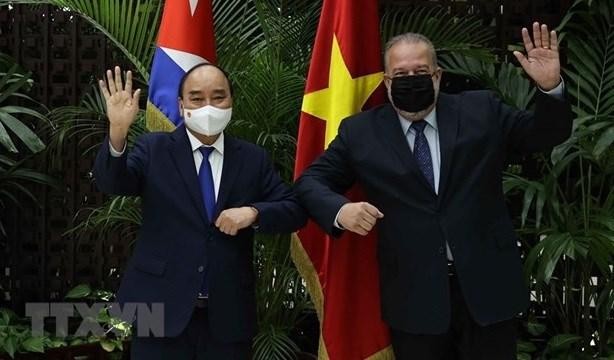 Le Président vietnamien Nguyên Xuân Phuc (à gauche) et le Premier ministre cubain, Manuel Marrero Cruz, le 19 septembre 2021 à La Havane. Photo: VNA