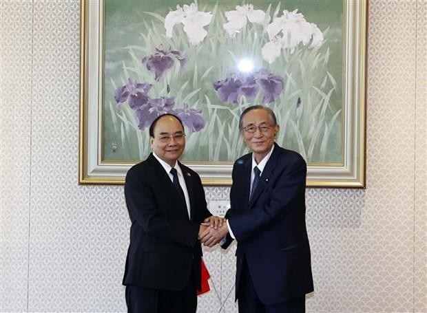 Le Président Nguyên Xuân Phuc (à gauche) rencontre le Président de la Chambre des Représentants du Japon. Photo : VNA.