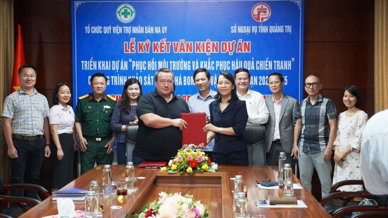 Cérémonie de signature du projet de coopération entre NPA et la province de Quang Tri dans le traitement des conséquences de la guerre. Photo : thoidai.com.vn.