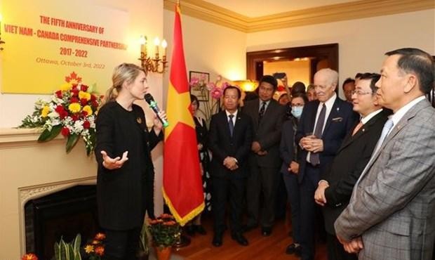 La ministre canadienne des Affaires étrangères, Mélanie Joly, félicite les bonnes relations entre le Vietnam et le Canada. Photo : VNA.