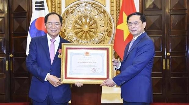 Le ministre des Affaires étrangères Bùi Thanh Son (à droite) remet l’Ordre de l’Amitié à l’ambassadeur de République de Corée au Vienam Park Noh-wan. Photo : VNA.