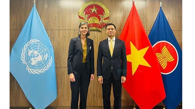 L’ambassadeur Dang Hoàng Giang, chef de la Mission permanente du Vietnam auprès de l’ONU (à droite) et Ramla Al Khalidi, représentante en chef du PNUD au Vietnam. Photo : thoidai.com.vn.