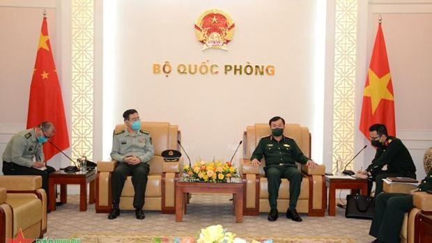 Le général de corps d'armée Hoàng Xuân Chiên (à droite) reçoit le colonel Pan Tao. Photo : qdnd.vn
