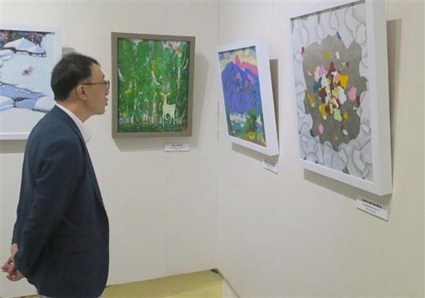 Un visiteur sud-coréen à l'exposition. Photo : VNA
