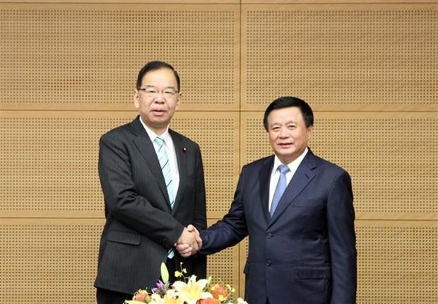 Nguyên Xuân Thang (à droite) et le président du Présidium du Comité central du Parti communiste japonais Shii Kazuo. Photo: VNA