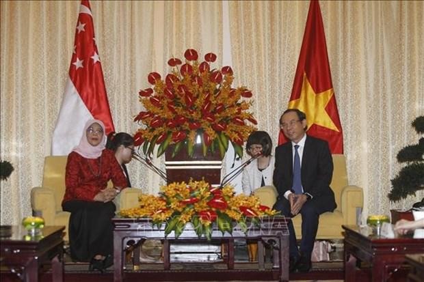 Le secrétaire du Comité du Parti de Hô Chi Minh-Ville, Nguyên Van Nên (à droite) et la Présidente de Singapour Halimah Yacob. Photo : VNA
