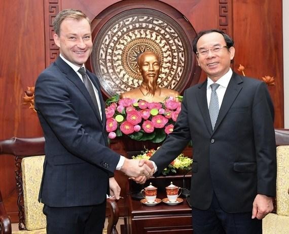 Rencontre entre Nguyên Van Nên et Ruslan Varrankou. Photo: sggp.vn