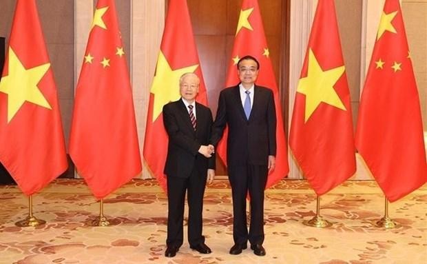 Le Secrétaire général du Parti communiste du Vietnam Nguyên Phu Trong (à gauche) et le Premier ministre chinois Li Keqiang se serrent la main, à Pékin, le 1er novembre. Photo : VNA. 
