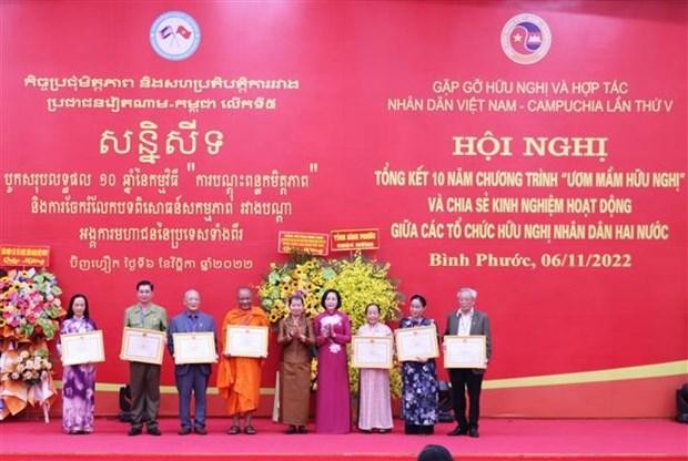 Remise de satisfecit du Comité central de l'Association d'amitié Vietnam-Cambodge. Photo: VNA
