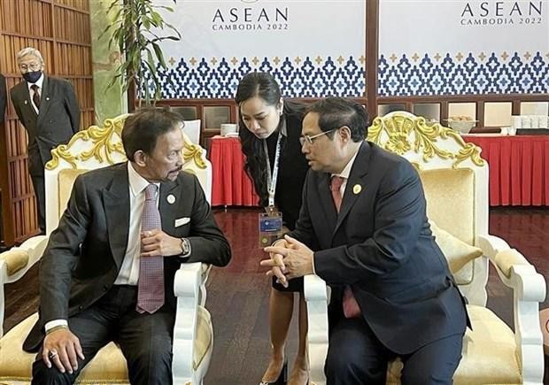 Le Premier ministre vietnamien, Pham Minh Chinh (à droite), et le Sultan du Brunei, Haji Hassanal Bolkiah, à Phnom Penh, le 10 novembre. Photo : VNA.