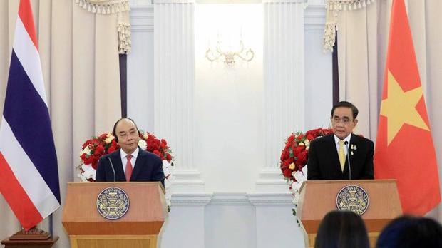 Le Président vietnamien Nguyên Xuân Phuc ( à gauche) et le Premier ministre thaïlandais Prayuth Chan-o-cha lors de la conférence de presse, à Bangkok, le 16 novembre. Photo : VNA.