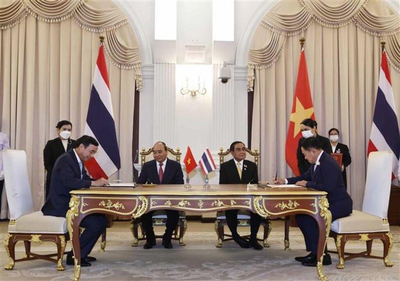Le Président vietnamien Nguyên Xuân Phuc et le Premier ministre thaïlandais Prayut Chan-o-cha supervisent la signature du Protocole d’accord sur l’établissement d’une relation de jumelage entre Dà Nang et Khon Kaen. Photo : VNA.