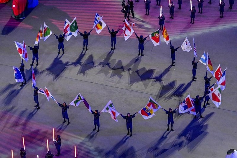 Les drapeaux des 32 nations participantes défilent, chacune ayant droit à son chant. On entend ainsi "Allez les Bleus" résonner dans le stade. Photo : AFP/VNA.