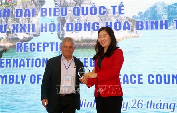 Un représentant des délégués internationaux à la 22e Assemblée du Conseil mondial de la paix remet un cadeau à la vice-présidente du Comité populaire de la province de Quang Ninh, Nguyên Thi Hanh. Photo : VNA.