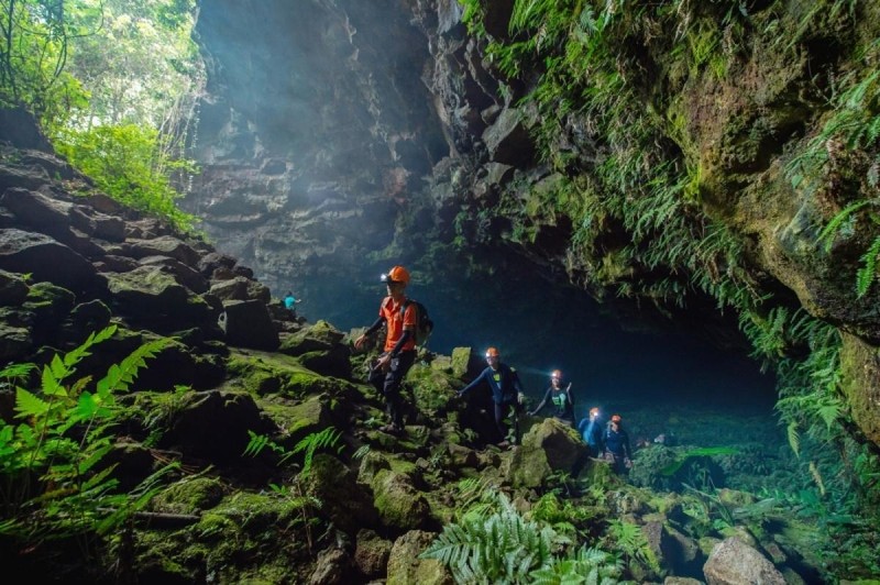 Des experts internationaux dans le système de grottes volcaniques de Krong No. Photo : VOV.