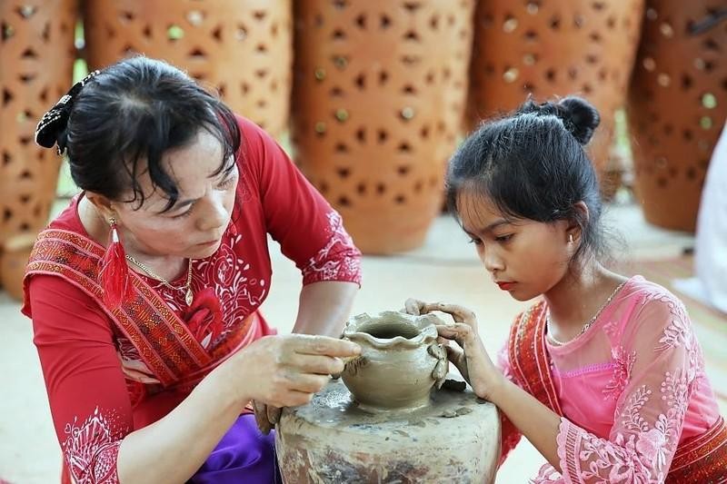 L'art de la poterie du peuple Cham a été inscrit par l'UNESCO sur la Liste du patrimoine culturel immatériel nécessitant une sauvegarde urgente. Photo : NDEL