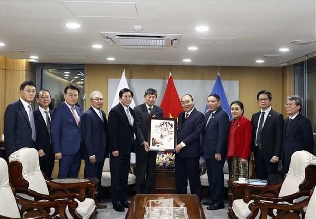 Le Président Nguyên Xuân Phuc (5e à droite) reçoit le président de l'Association d'Amitié Corée - Vietnam, Kim Joon. Photo : VNA.