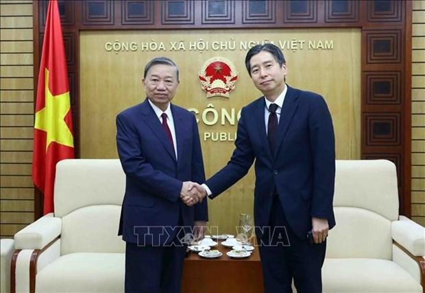 Le ministre de la Sécurité publique Tô Lâm (à gauche) et le directeur général du Département Asie du Sud-Est et Pacifique de la JICA, Hayakawa Yuho, à Hanoi, le 14 décembre. Photo : VNA.