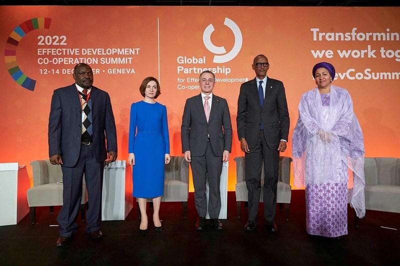 Le Président suisse Ignazio Cassis (au centre) et des dirigeants mondiaux lors de la Conférence de haut niveau sur une coopération efficace au service du développement. Photo : baoquocte.vn.