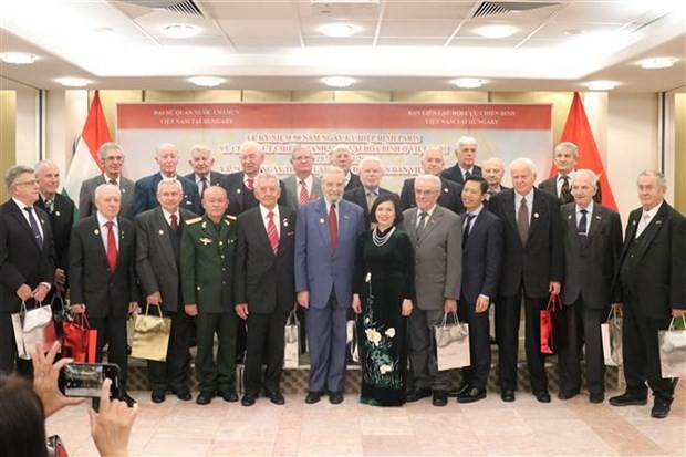Les participants à la cérémonie commémorant le 50e anniversaire de la signature des Accords de Paix de Paris (27 janvier 1973) et le 78e anniversaire de la fondation de l'Armée populaire du Vietnam (22 décembre 1944). Photo: VNA