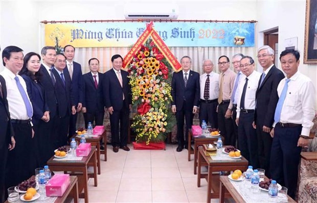 Le Vice-Premier ministre permanent Pham Binh Minh et le pasteur Thai Phuoc Truong. Photo : VNA.