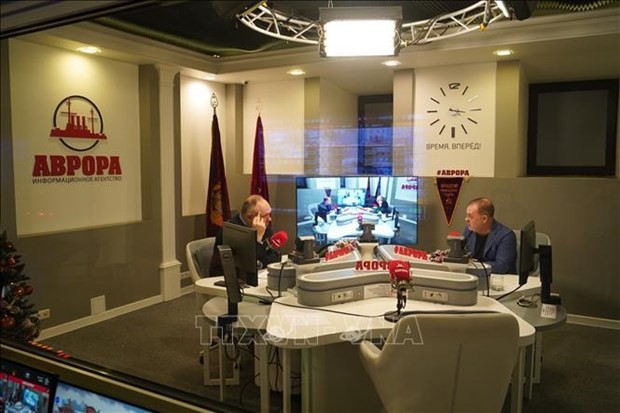 Des invités dans le studio de la chaîne Avrora. Photo : VNA.
