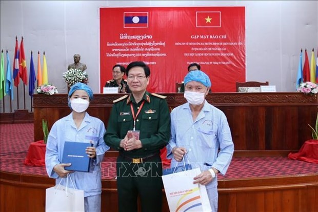 Le général de brigade Nguyên Xuân Kiên, directeur de l’Académie de médecine militaire du Vietnam, offre des cadeaux aux deux patients lao des deux greffes de rein. Photo : VNA.